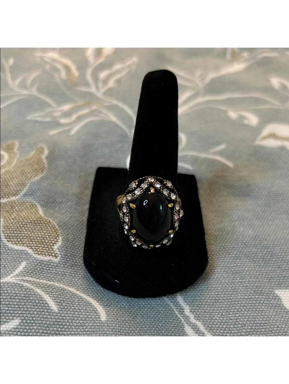 Elegant Black and Gold-tone Women's Ring